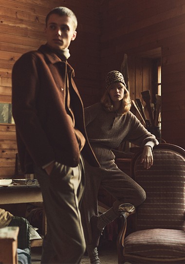 假日系列书写自然与优雅的对话。
以丰富质感营造随性气息，将宽松廓形与垂坠流畅的层次感相结合，
带来轻盈舒适穿着体验，唤起怀旧温情，契合节日氛围。