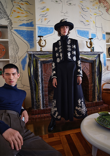 秋冬系列延续着品牌对充满生命力艺术世界的探索。
品牌透过对精致的布料、饰面和精湛工艺的掌控，与这位法国前卫艺术家对完美主义的执著追求产生共鸣。